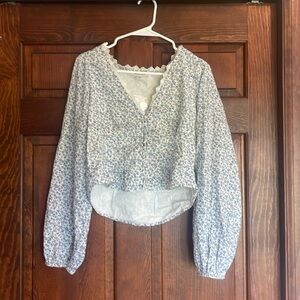 American Eagle long sleeve crop top. Size L with lace trim neckline and buttons